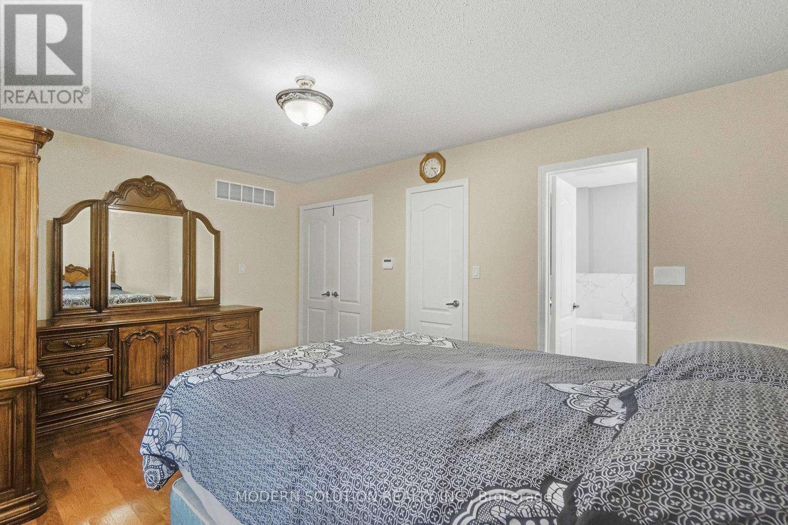 6431 Tenth Line W, Mississauga, ON - Indoor Photo Showing Bedroom