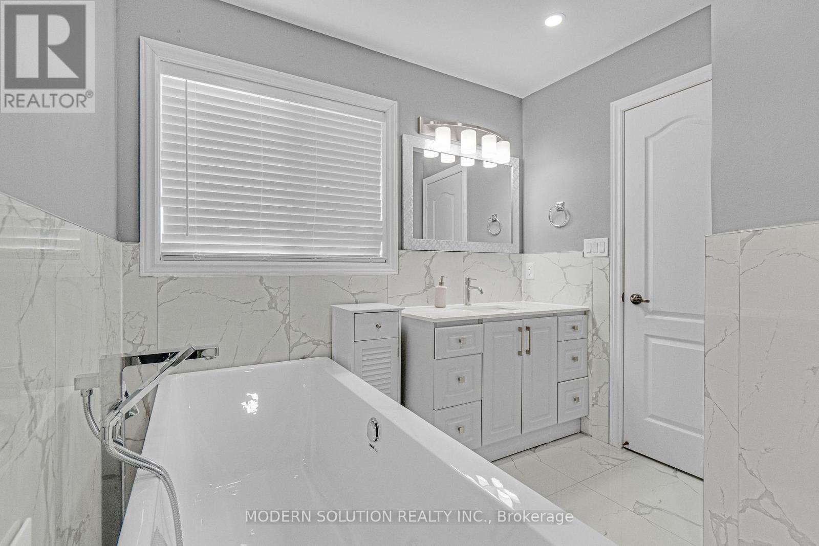 6431 Tenth Line W, Mississauga, ON - Indoor Photo Showing Bathroom
