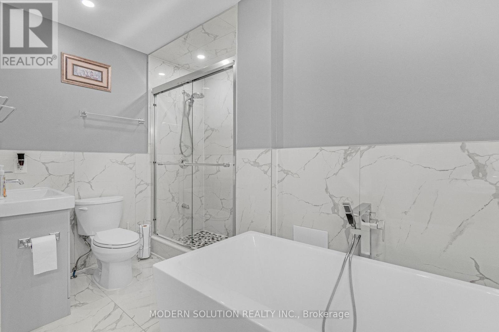 6431 Tenth Line W, Mississauga, ON - Indoor Photo Showing Bathroom