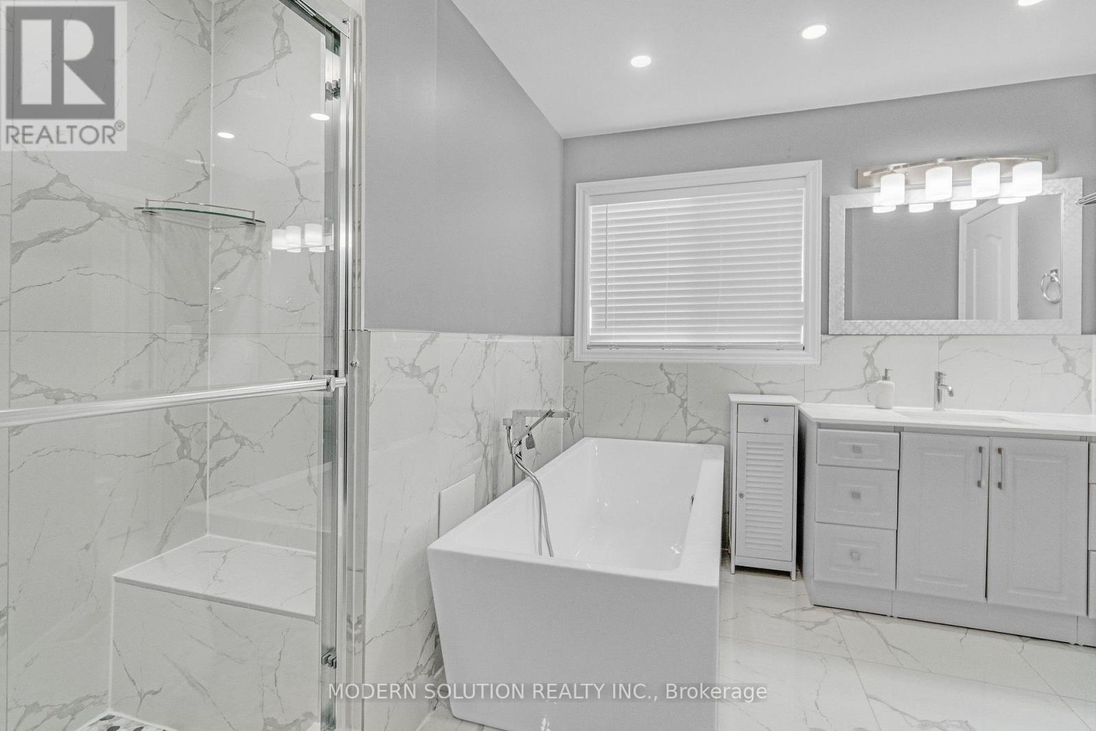 6431 Tenth Line W, Mississauga, ON - Indoor Photo Showing Bathroom