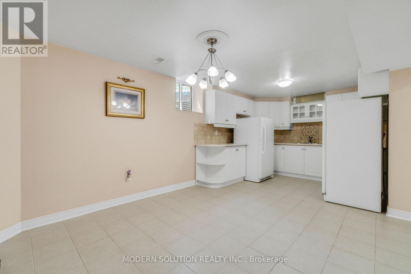 6431 Tenth Line W, Mississauga, ON - Indoor Photo Showing Kitchen