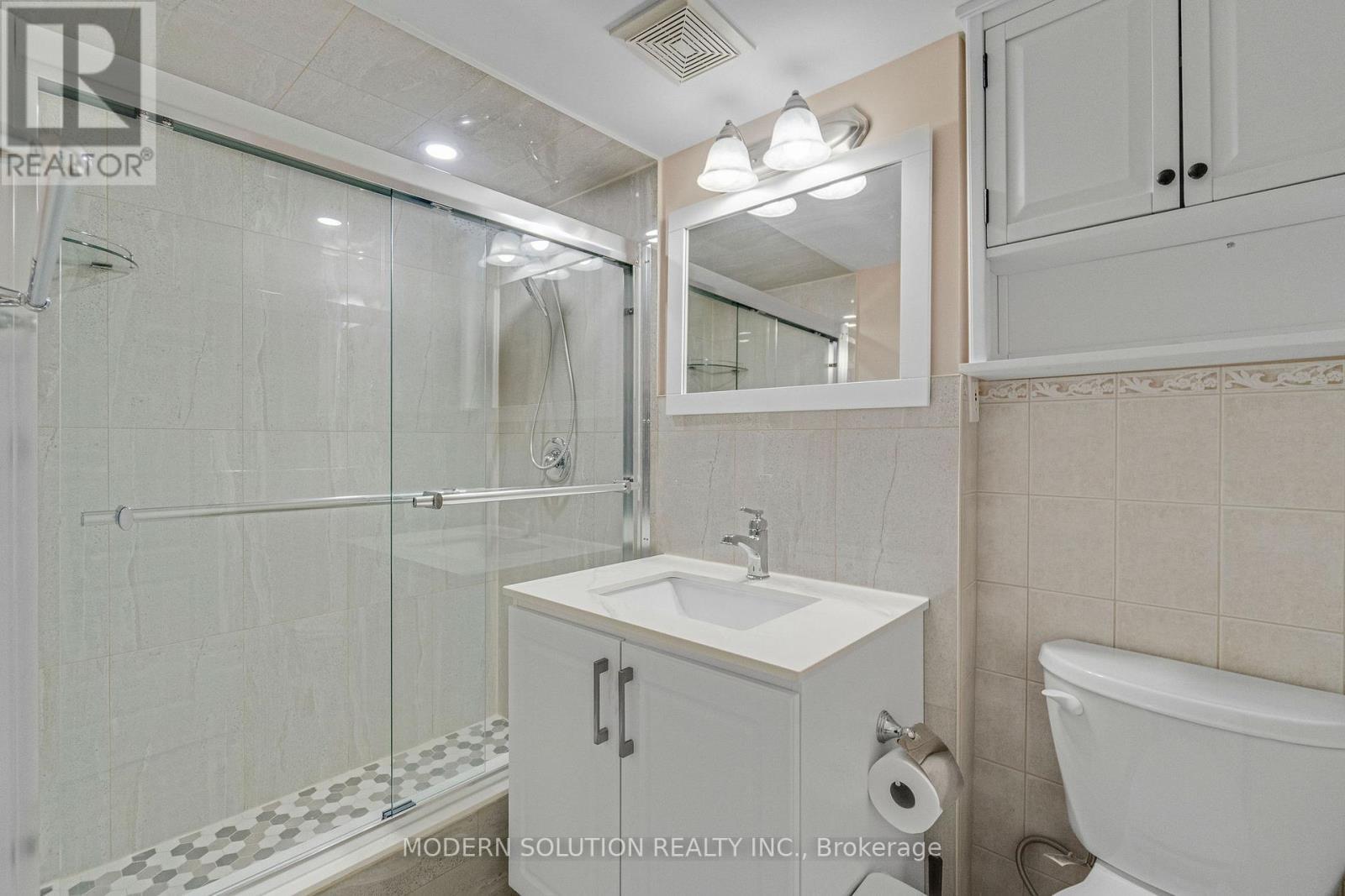 6431 Tenth Line W, Mississauga, ON - Indoor Photo Showing Bathroom
