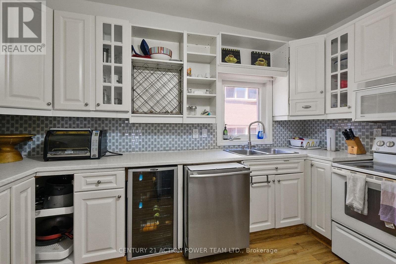 10 Lower Charlotte Street, Ottawa, ON - Indoor Photo Showing Kitchen With Double Sink
