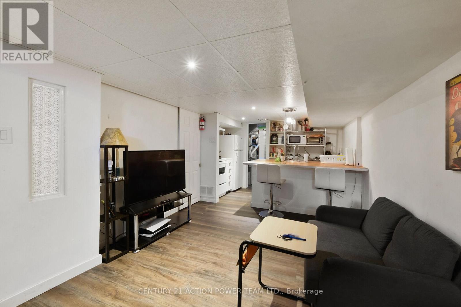 10 Lower Charlotte Street, Ottawa, ON - Indoor Photo Showing Living Room