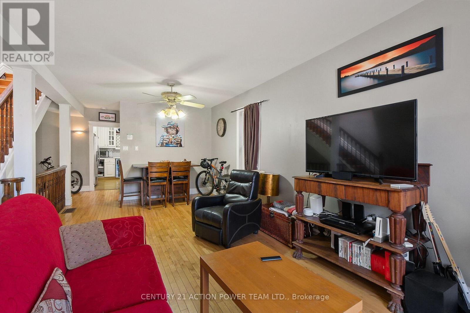 10 Lower Charlotte Street, Ottawa, ON - Indoor Photo Showing Living Room