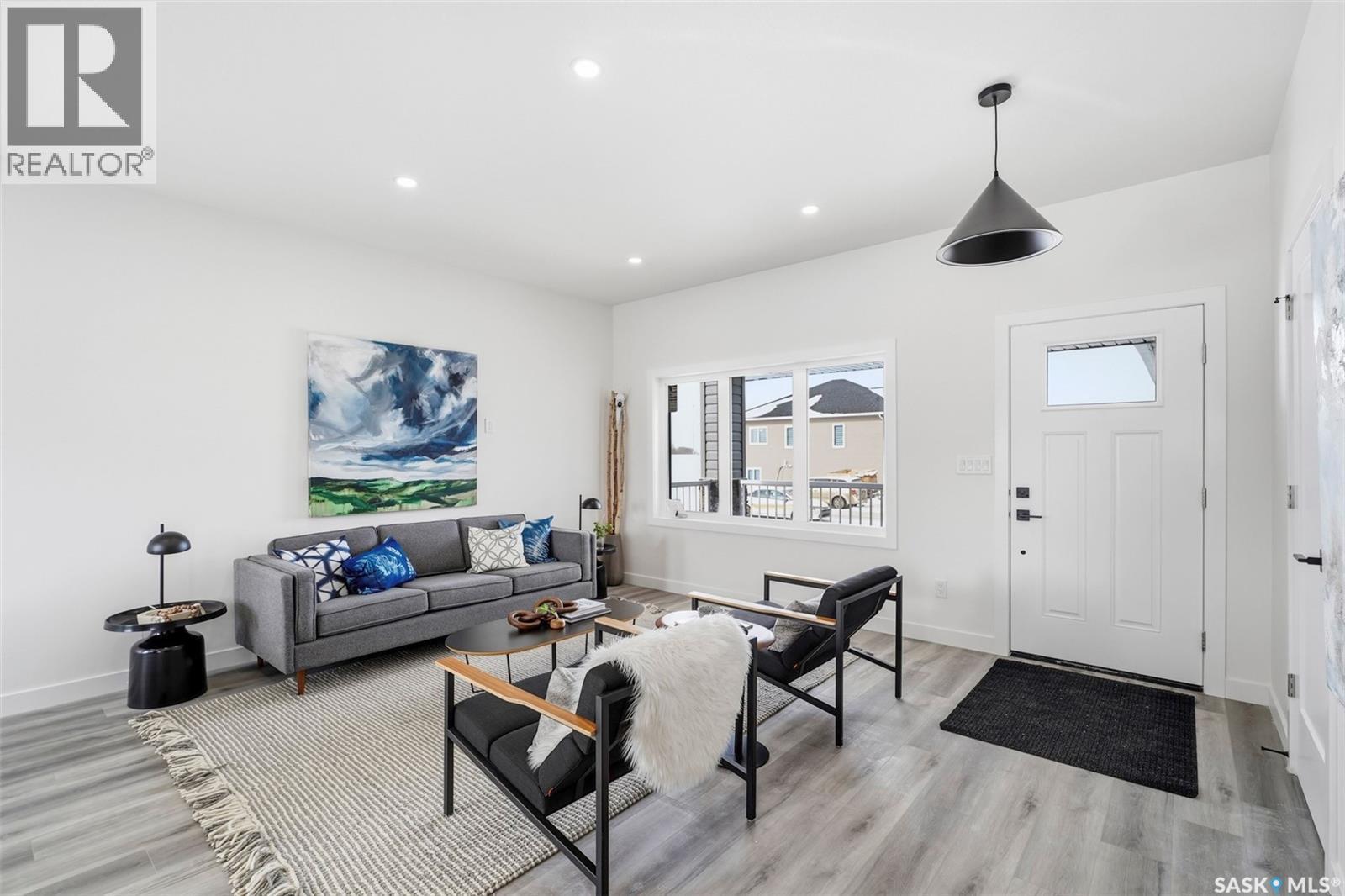 442 Kinloch Crescent, Saskatoon, SK - Indoor Photo Showing Living Room