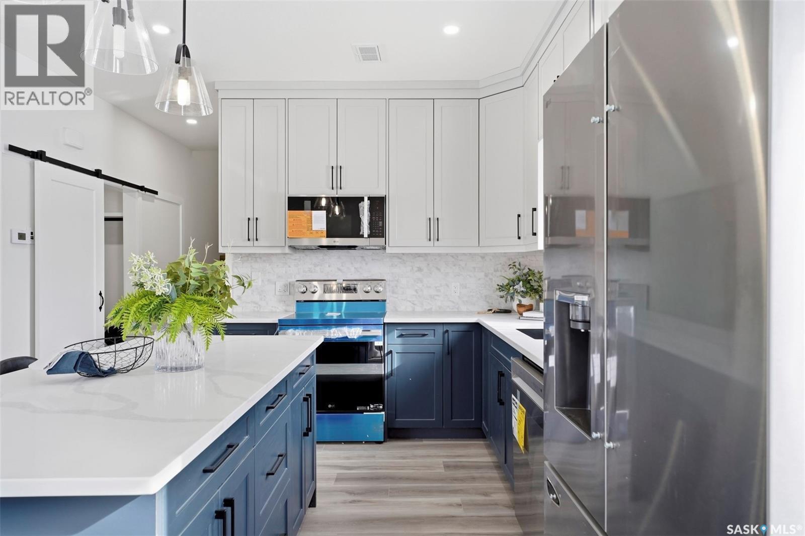 442 Kinloch Crescent, Saskatoon, SK - Indoor Photo Showing Kitchen With Upgraded Kitchen