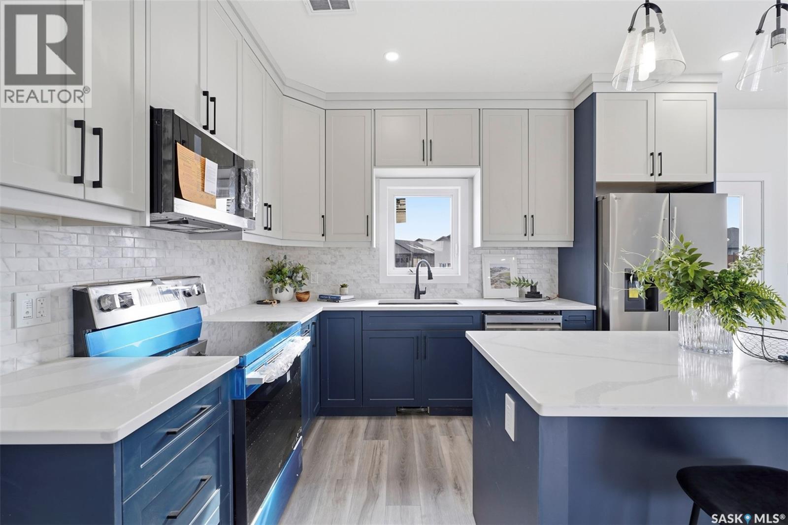 442 Kinloch Crescent, Saskatoon, SK - Indoor Photo Showing Kitchen With Upgraded Kitchen