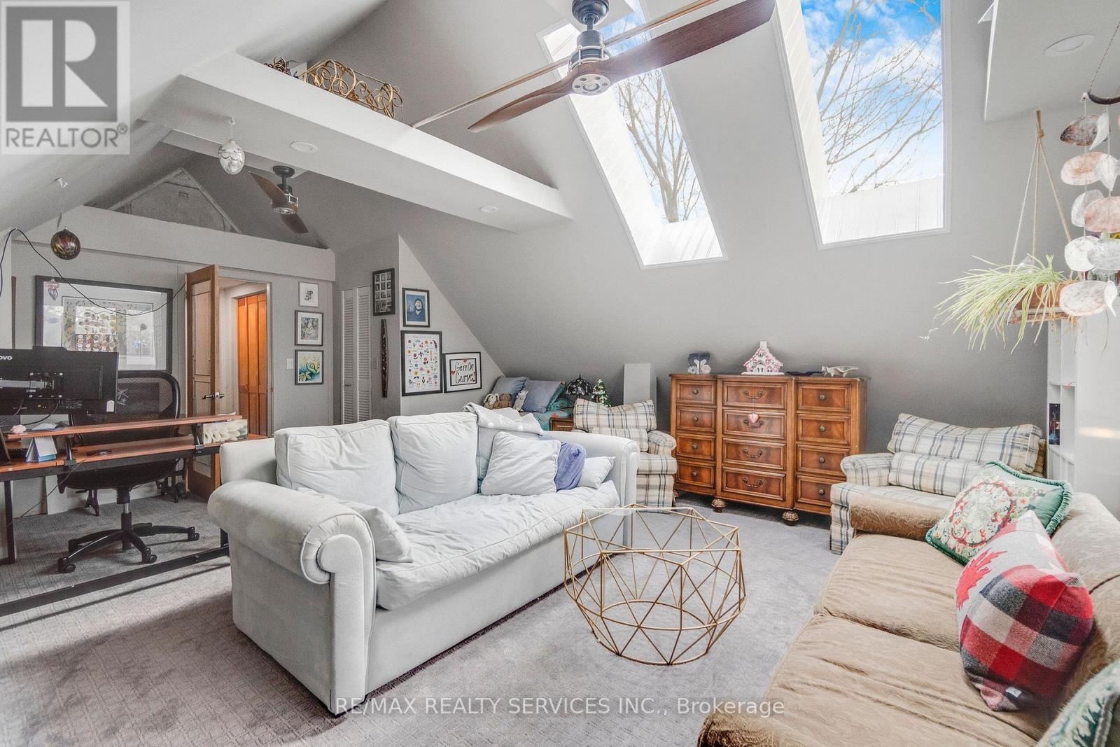 939 Beach Boulevard, Hamilton, ON - Indoor Photo Showing Living Room