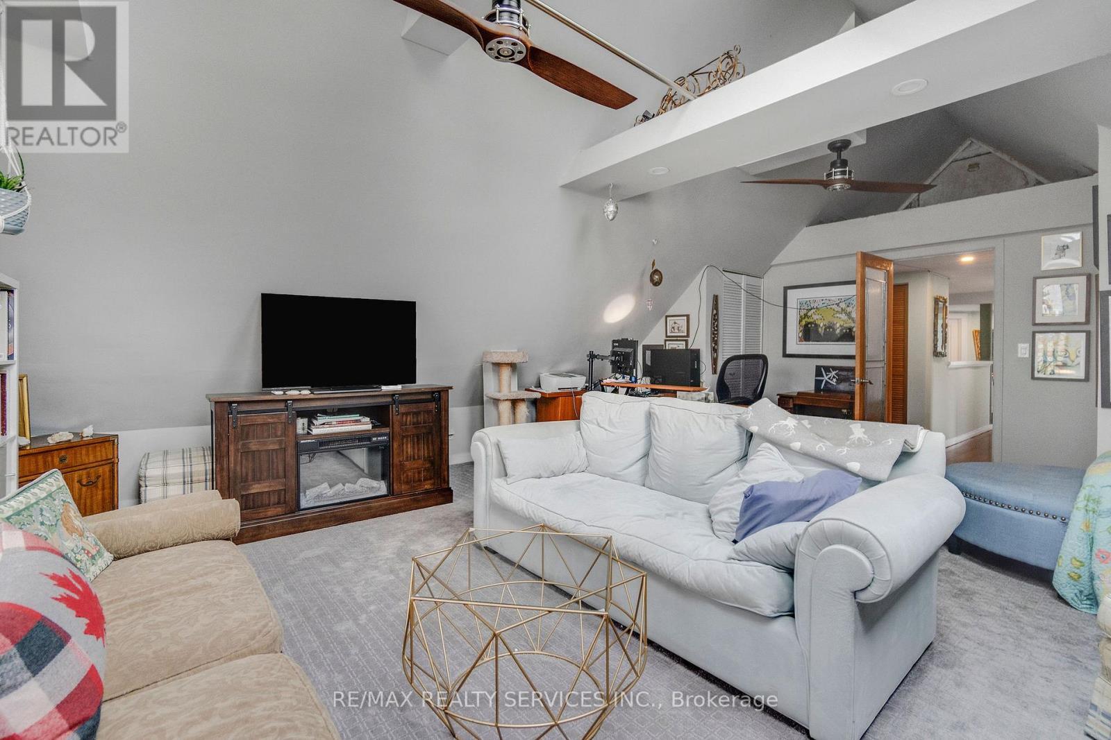 939 Beach Boulevard, Hamilton, ON - Indoor Photo Showing Living Room