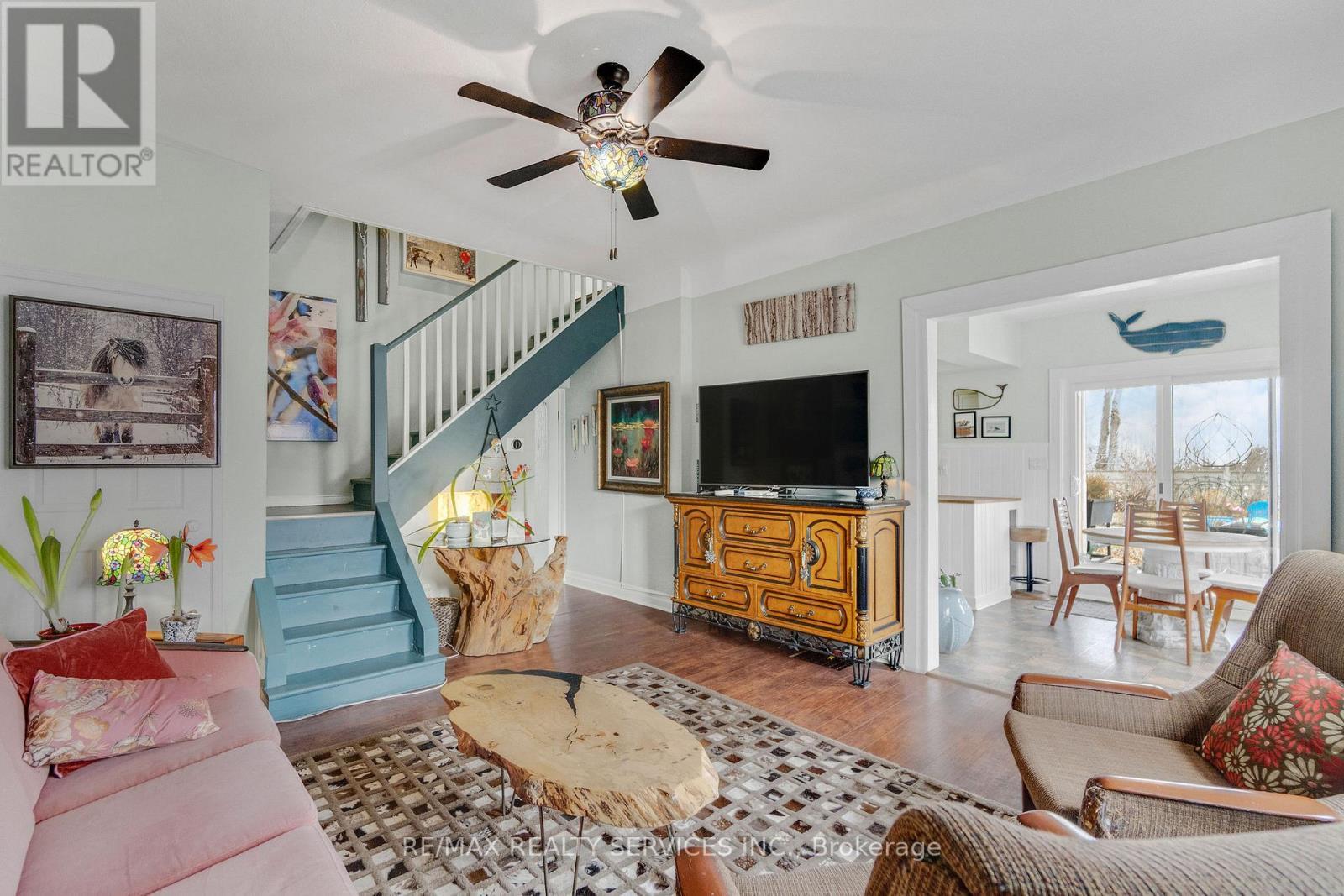 939 Beach Boulevard, Hamilton, ON - Indoor Photo Showing Living Room