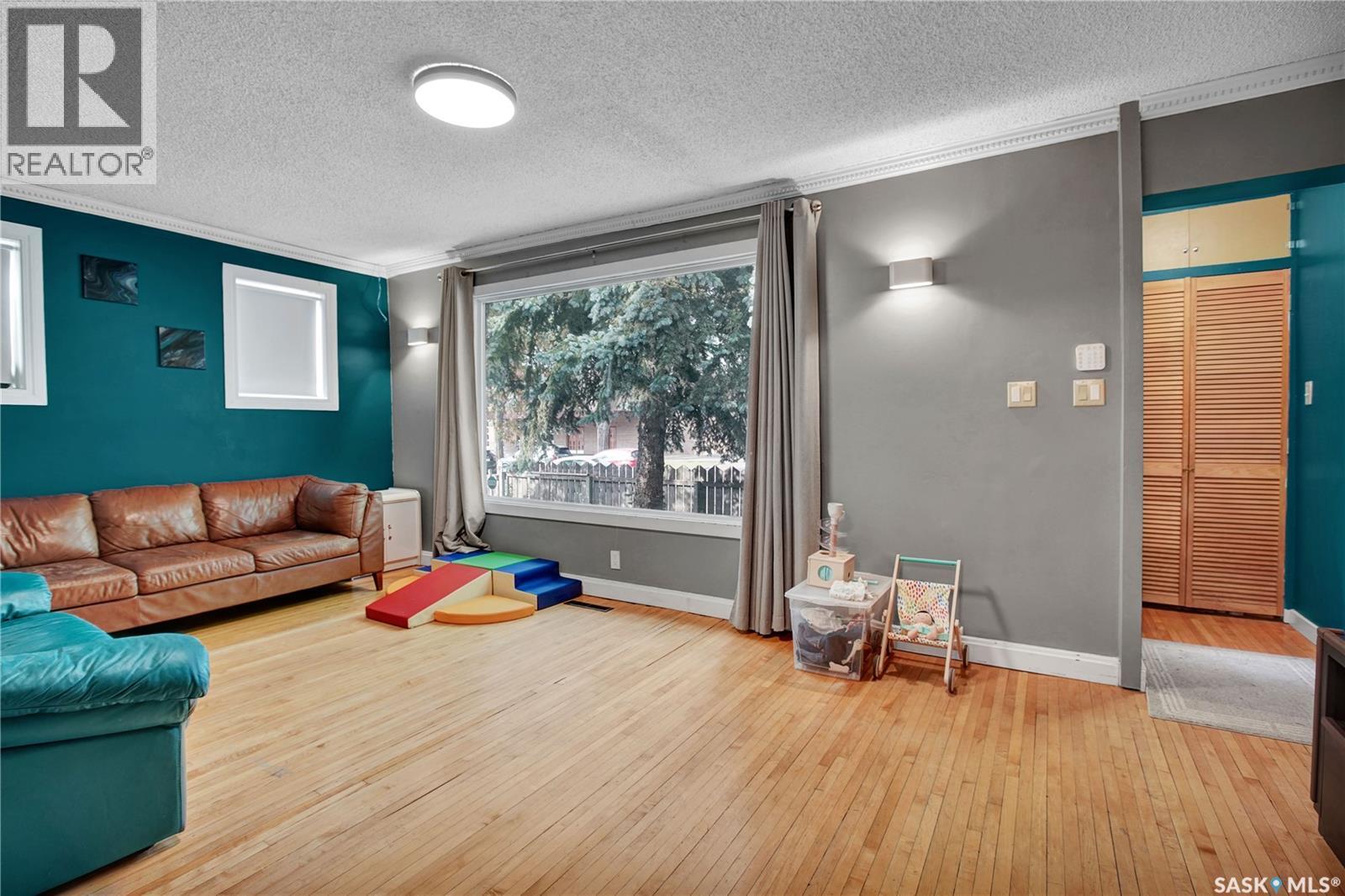 226 N Avenue S, Saskatoon, SK - Indoor Photo Showing Living Room