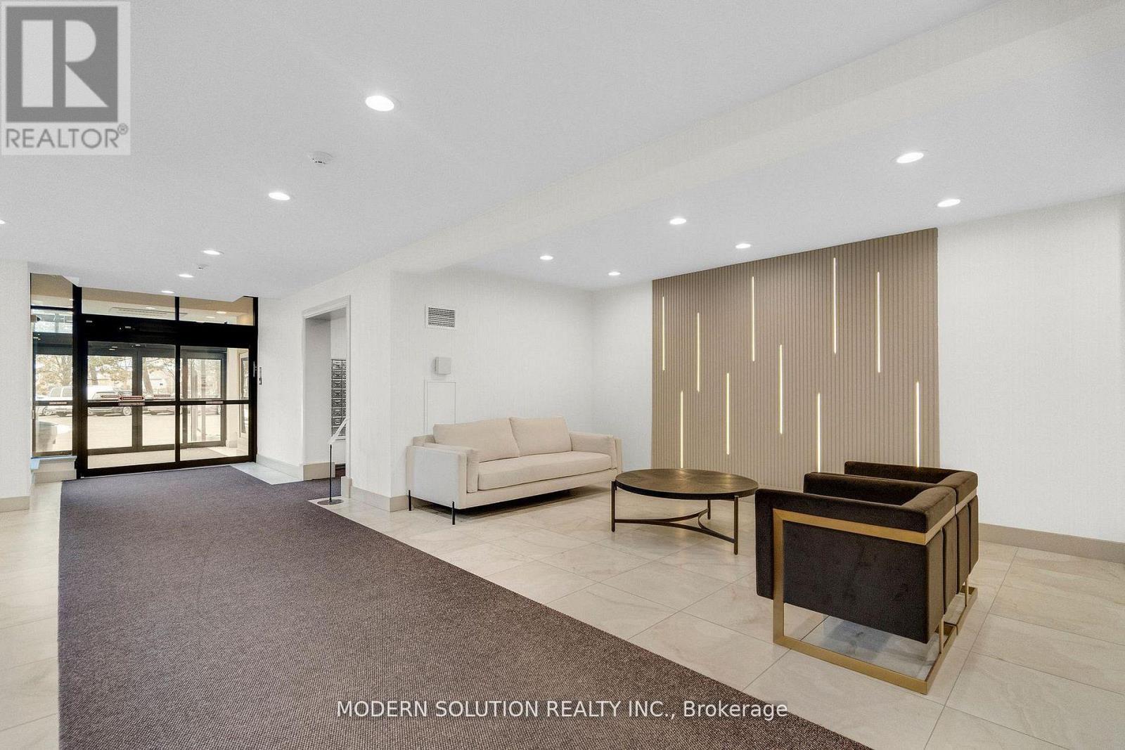 426 - 32 Clarissa Drive, Richmond Hill, ON - Indoor Photo Showing Other Room