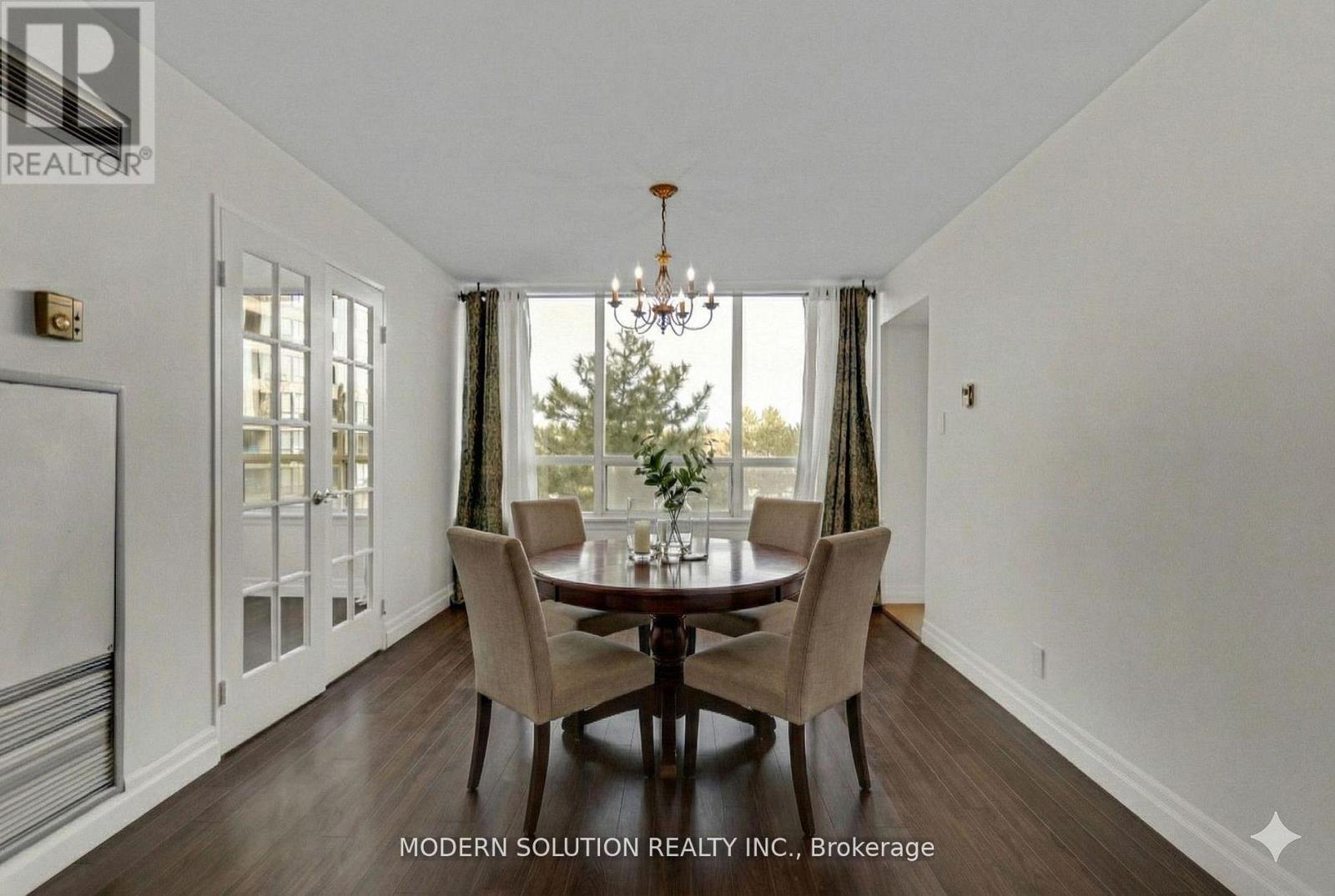 426 - 32 Clarissa Drive, Richmond Hill, ON - Indoor Photo Showing Dining Room