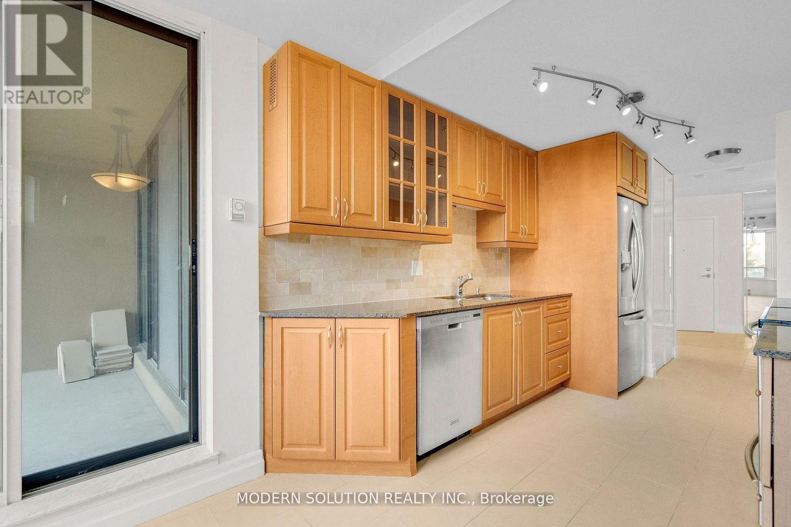 426 - 32 Clarissa Drive, Richmond Hill, ON - Indoor Photo Showing Kitchen