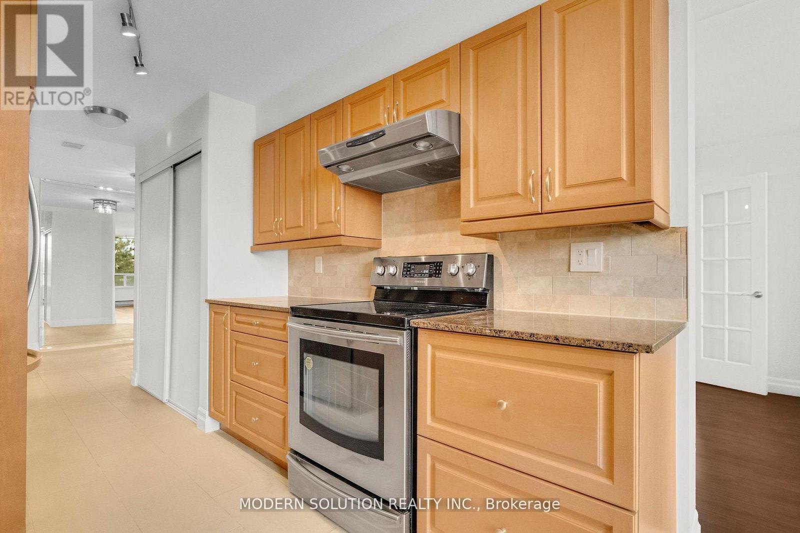 426 - 32 Clarissa Drive, Richmond Hill, ON - Indoor Photo Showing Kitchen
