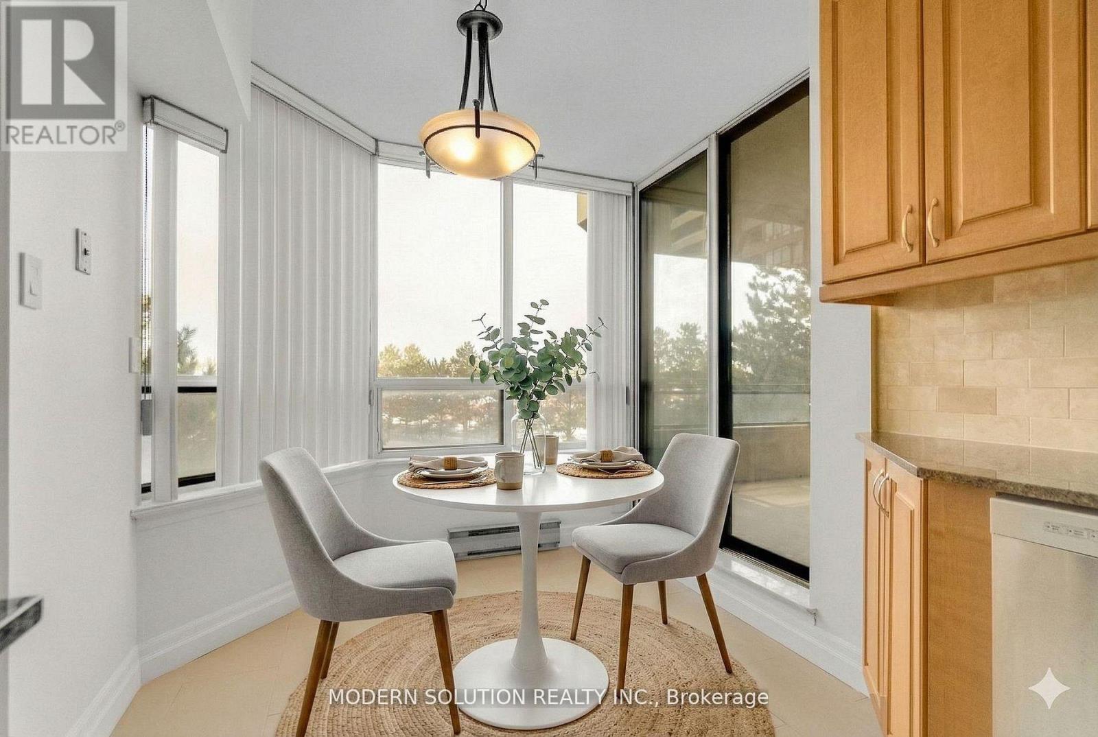 426 - 32 Clarissa Drive, Richmond Hill, ON - Indoor Photo Showing Dining Room