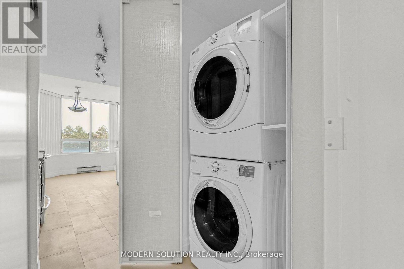 426 - 32 Clarissa Drive, Richmond Hill, ON - Indoor Photo Showing Laundry Room