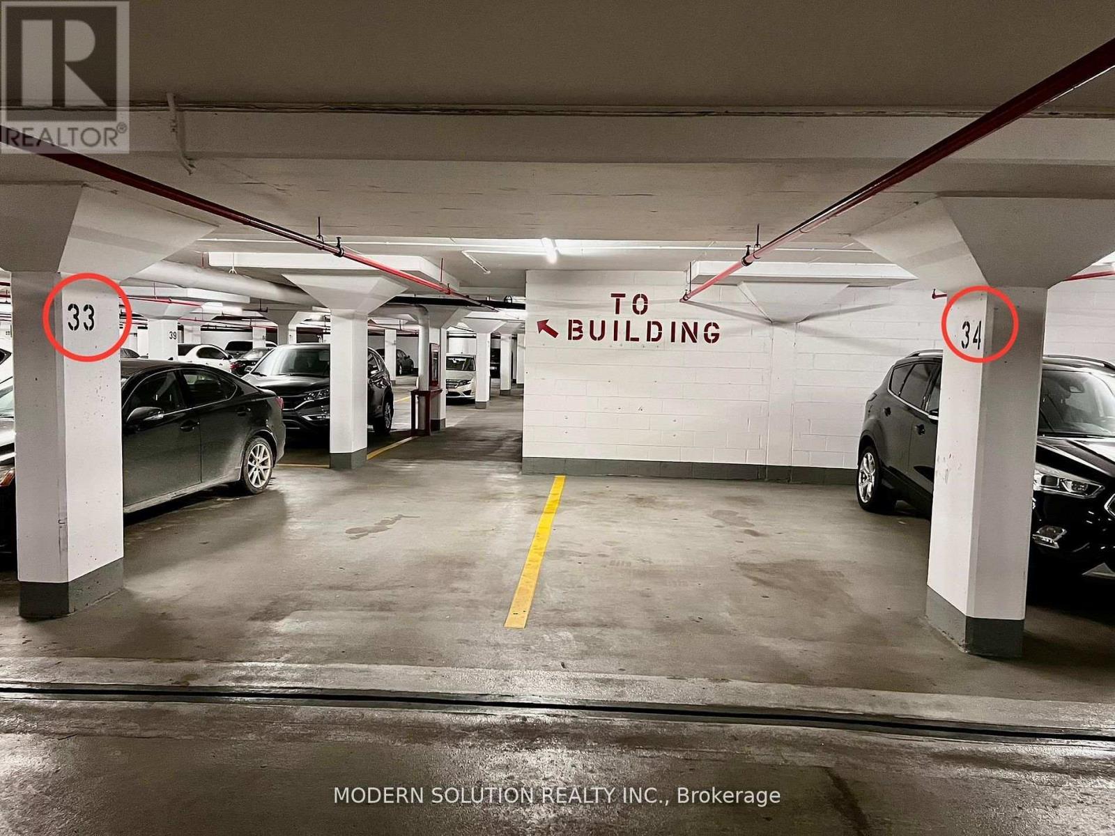 426 - 32 Clarissa Drive, Richmond Hill, ON - Indoor Photo Showing Garage