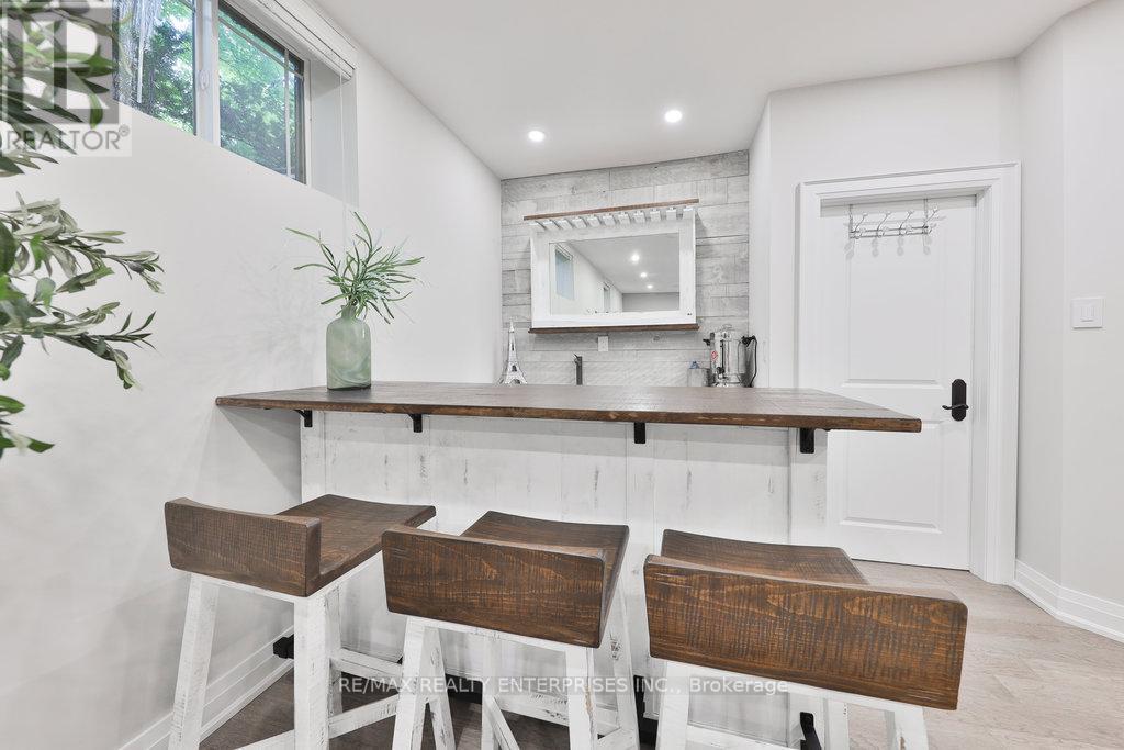 5047 Lakeshore Road, Burlington, ON - Indoor