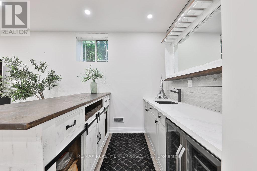 5047 Lakeshore Road, Burlington, ON - Indoor Photo Showing Kitchen