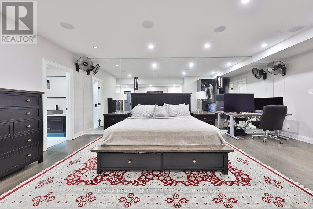 5047 Lakeshore Road, Burlington, ON - Indoor Photo Showing Bedroom