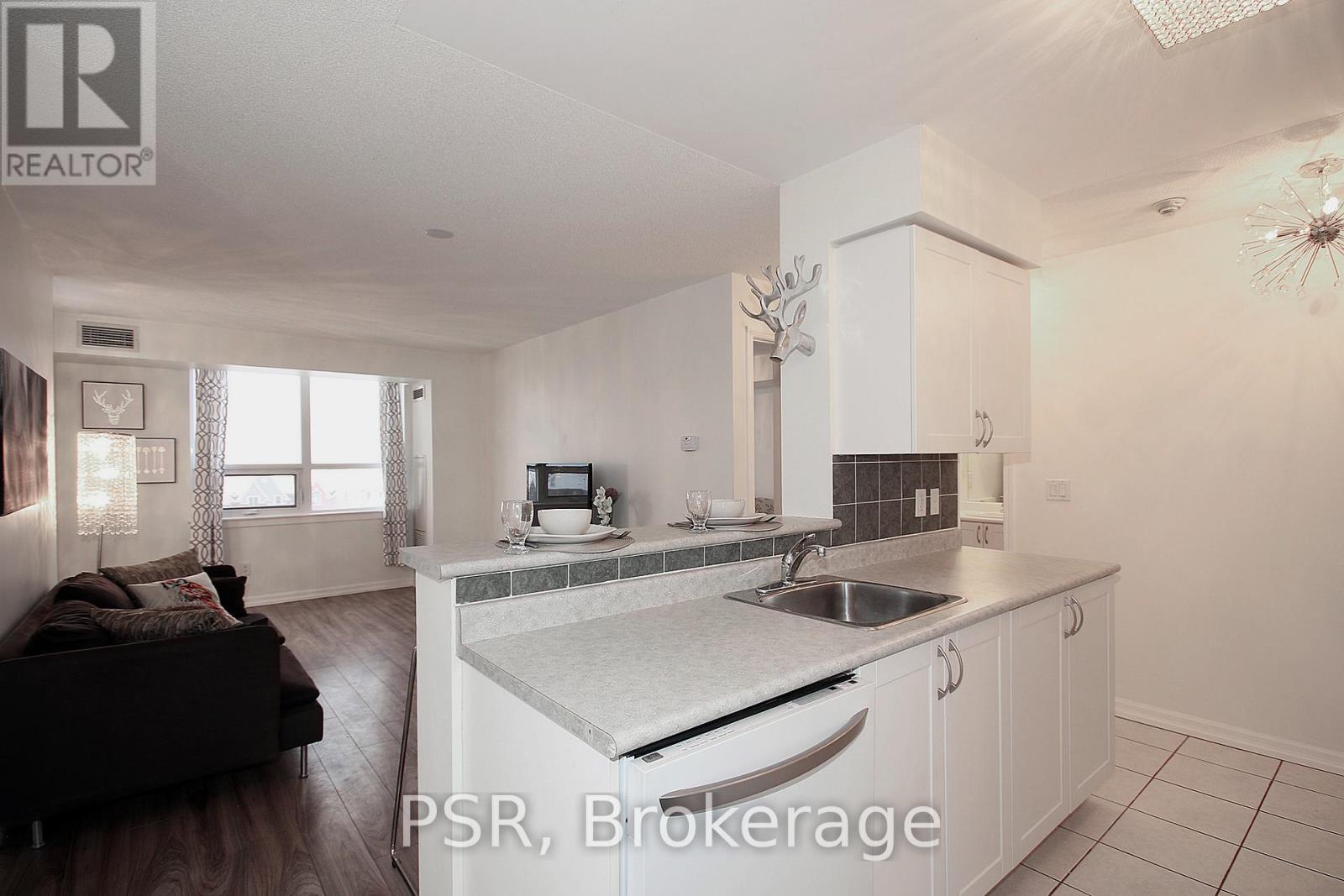 404 - 4 Elsinore Path, Toronto, ON - Indoor Photo Showing Kitchen