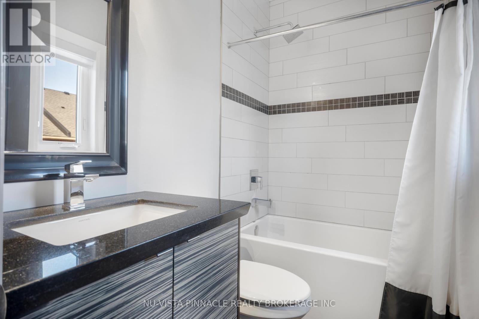 16 - 433 Hyde Park Road, London North (North P), ON - Indoor Photo Showing Bathroom
