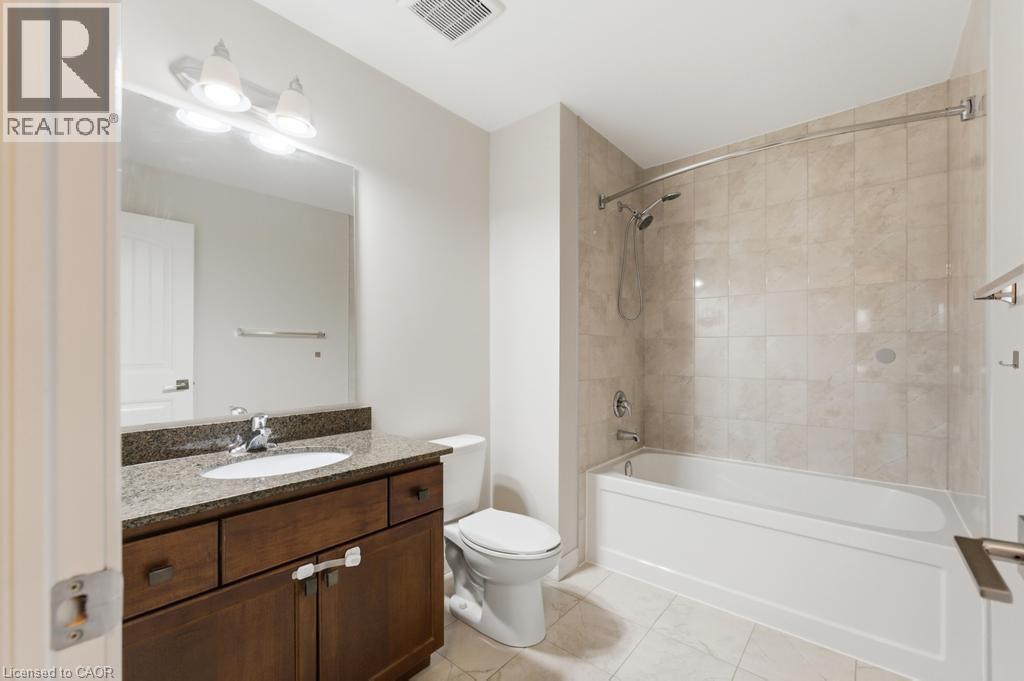 Full bath with vanity and shower combination - 4 Andruss Lane, Ancaster, ON - Indoor Photo Showing Bathroom
