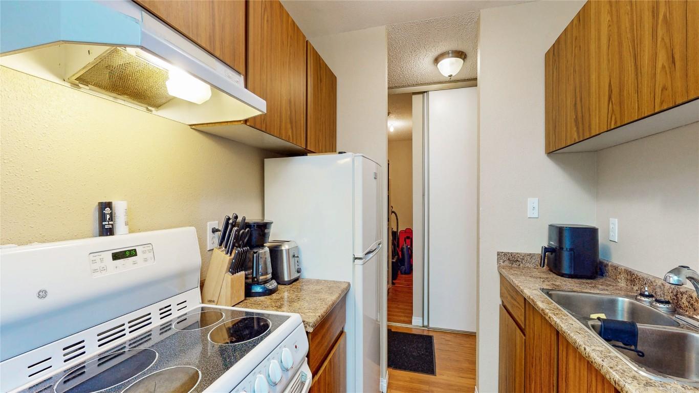 1304-2015 2Nd Street, Cranbrook, BC - Indoor Photo Showing Kitchen With Double Sink