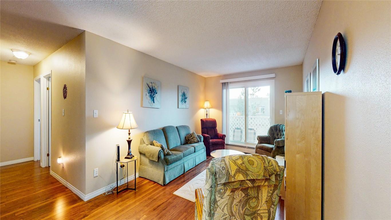 1304-2015 2Nd Street, Cranbrook, BC - Indoor Photo Showing Living Room