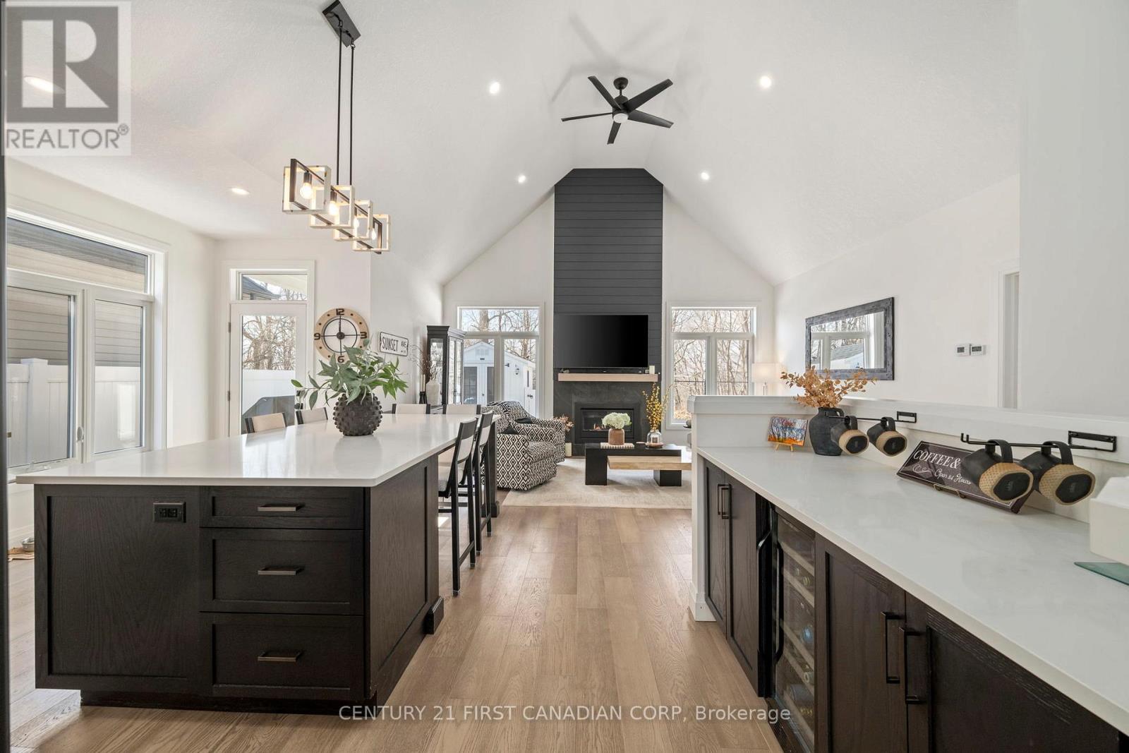 35 Compass Trail, Central Elgin, ON - Indoor Photo Showing Kitchen With Upgraded Kitchen