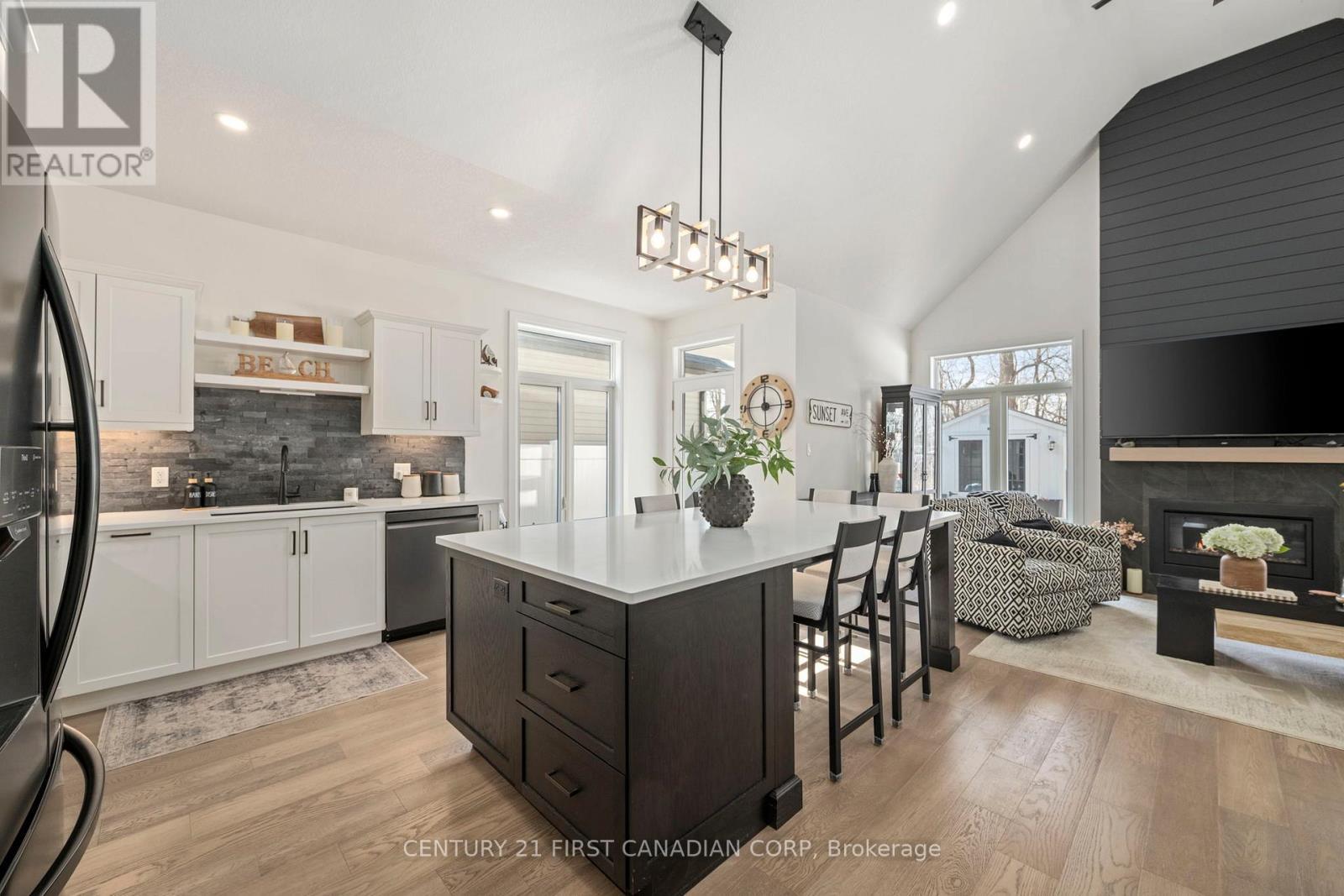 35 Compass Trail, Central Elgin, ON - Indoor Photo Showing Kitchen With Upgraded Kitchen