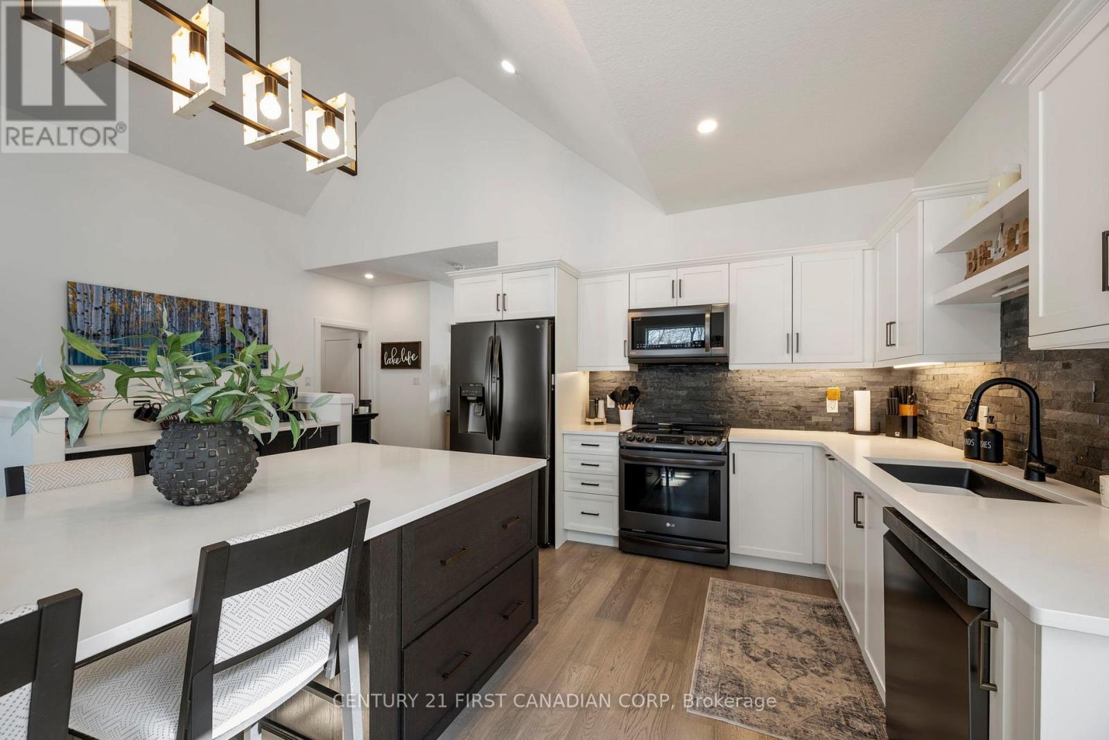 35 Compass Trail, Central Elgin, ON - Indoor Photo Showing Kitchen With Upgraded Kitchen