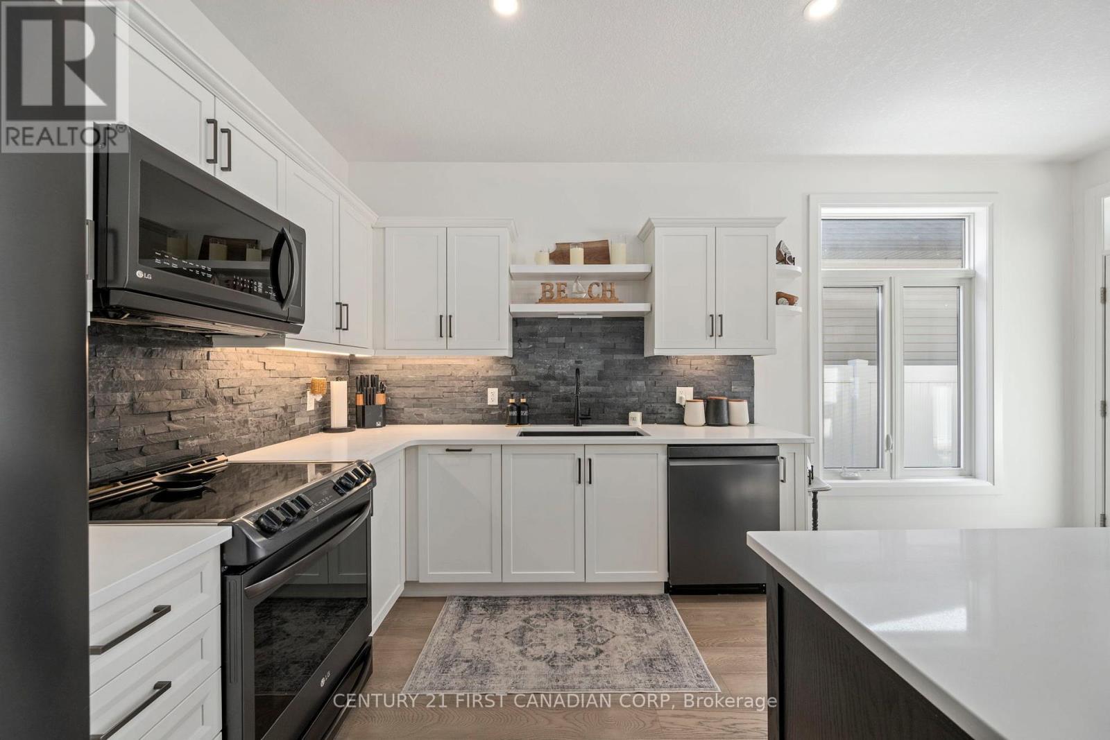 35 Compass Trail, Central Elgin, ON - Indoor Photo Showing Kitchen With Upgraded Kitchen