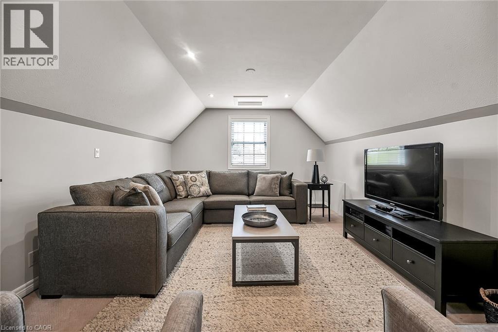 17 Angle Street, Simcoe, ON - Indoor Photo Showing Living Room
