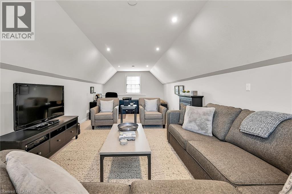 17 Angle Street, Simcoe, ON - Indoor Photo Showing Living Room