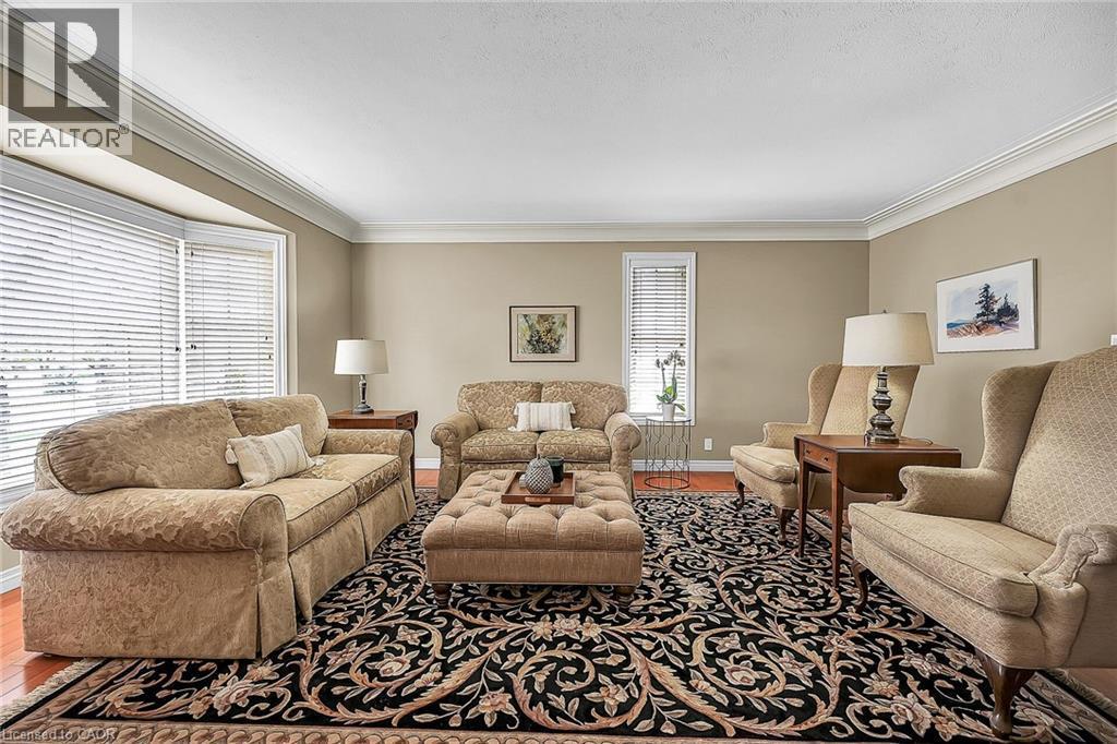 17 Angle Street, Simcoe, ON - Indoor Photo Showing Living Room