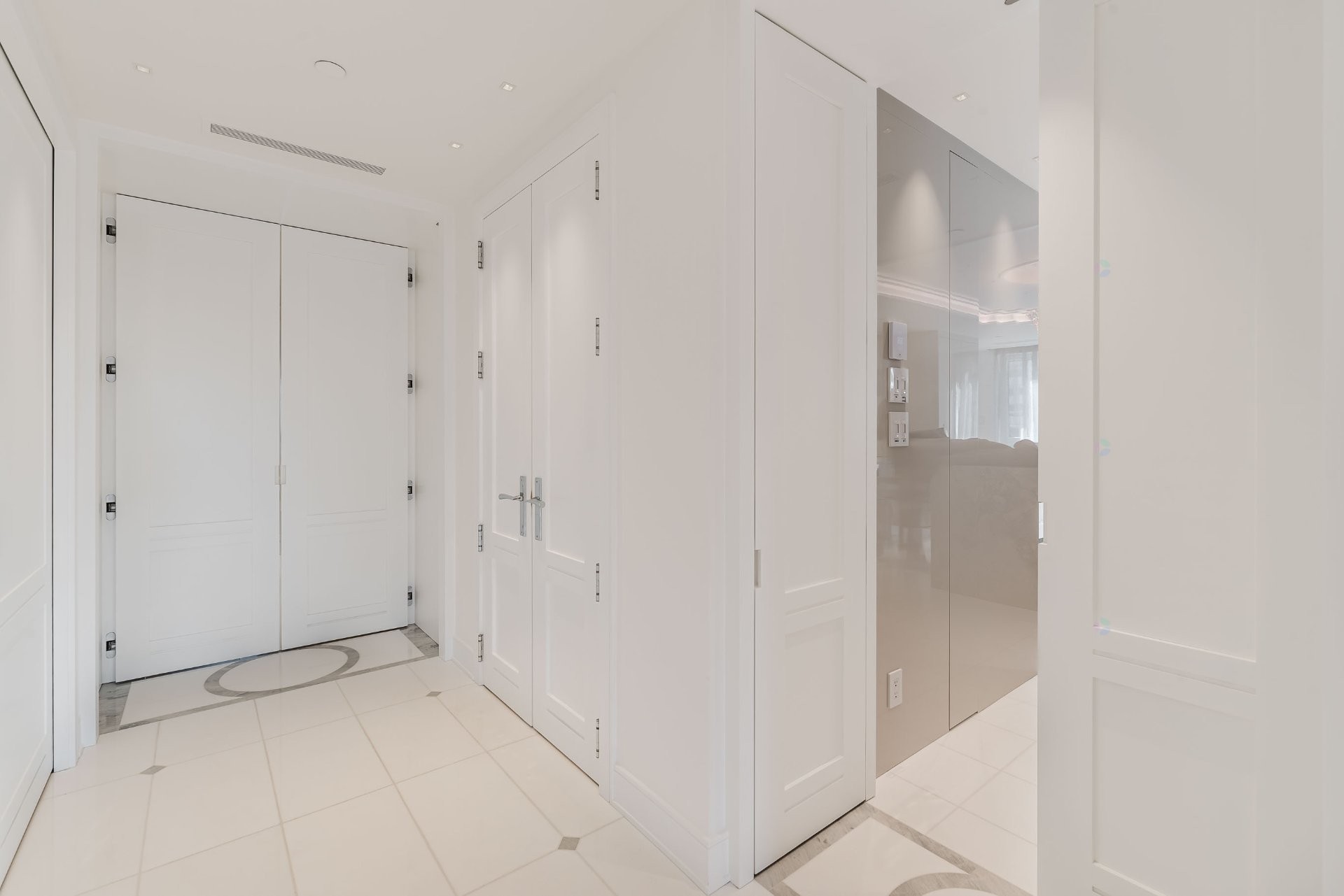 Corridor - 15-A-3430 Rue Peel, Montréal (Ville-Marie), QC - Indoor Photo Showing Other Room