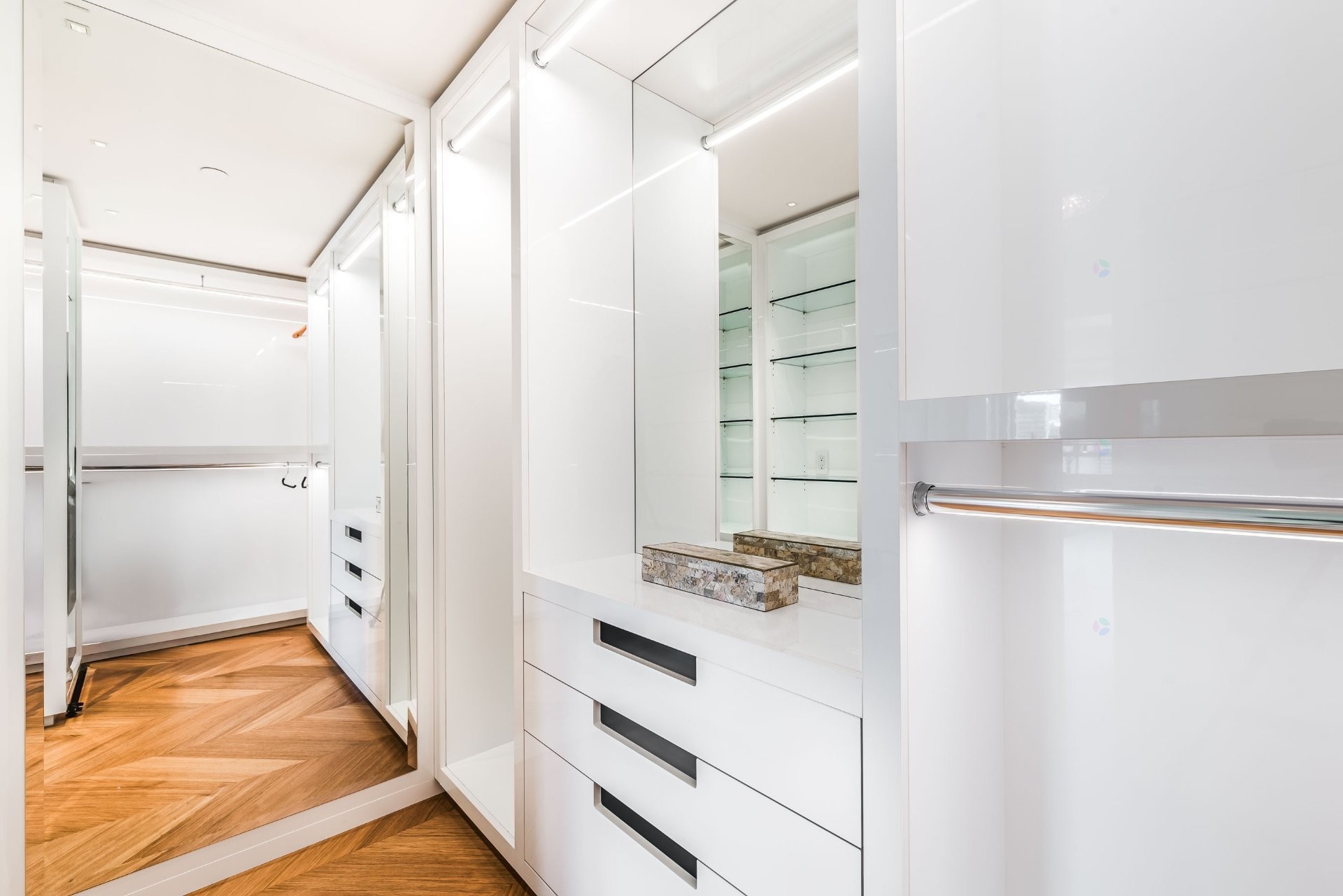 Penderie (Walk-in) - 15-A-3430 Rue Peel, Montréal (Ville-Marie), QC - Indoor