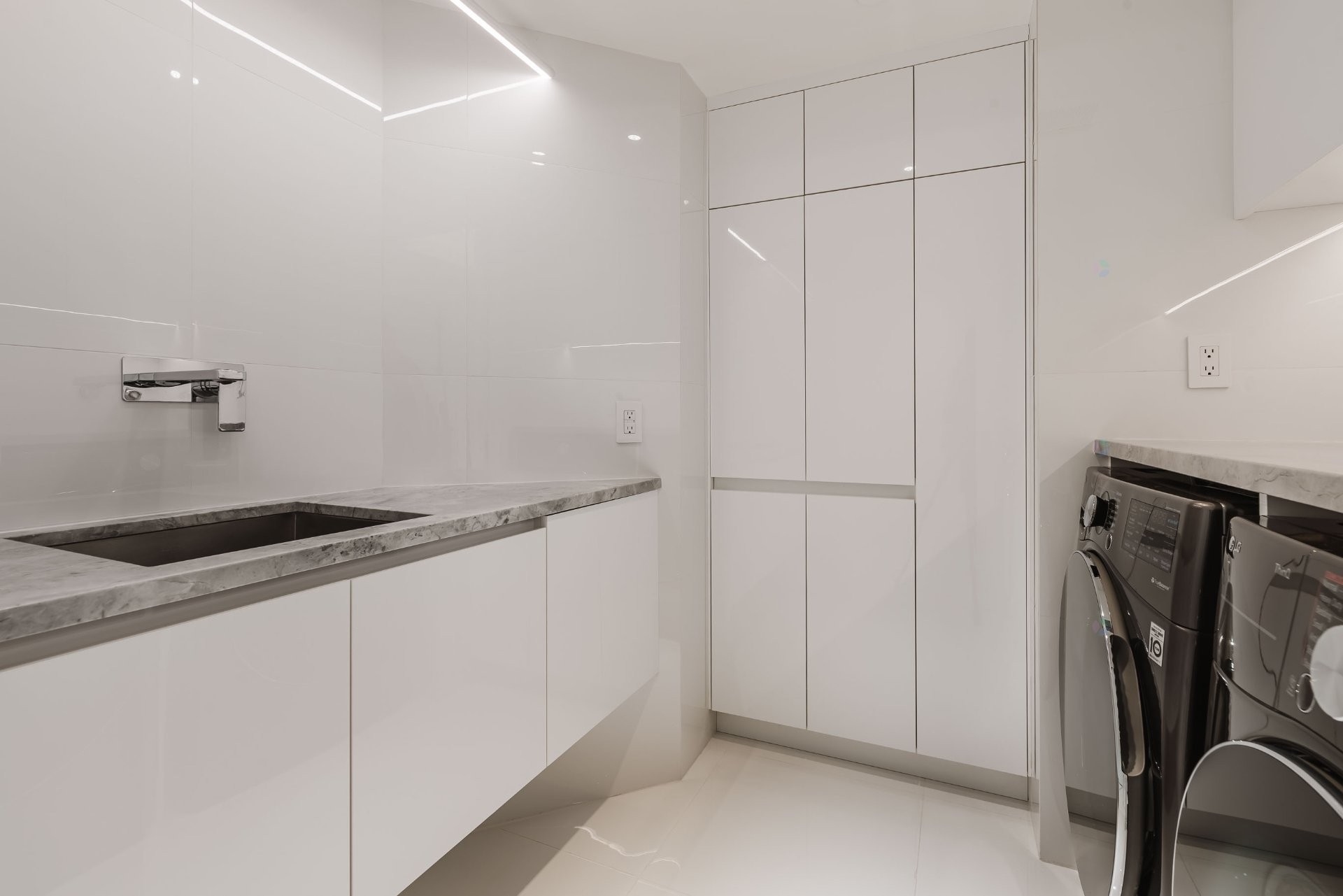 Salle de lavage - 15-A-3430 Rue Peel, Montréal (Ville-Marie), QC - Indoor Photo Showing Laundry Room