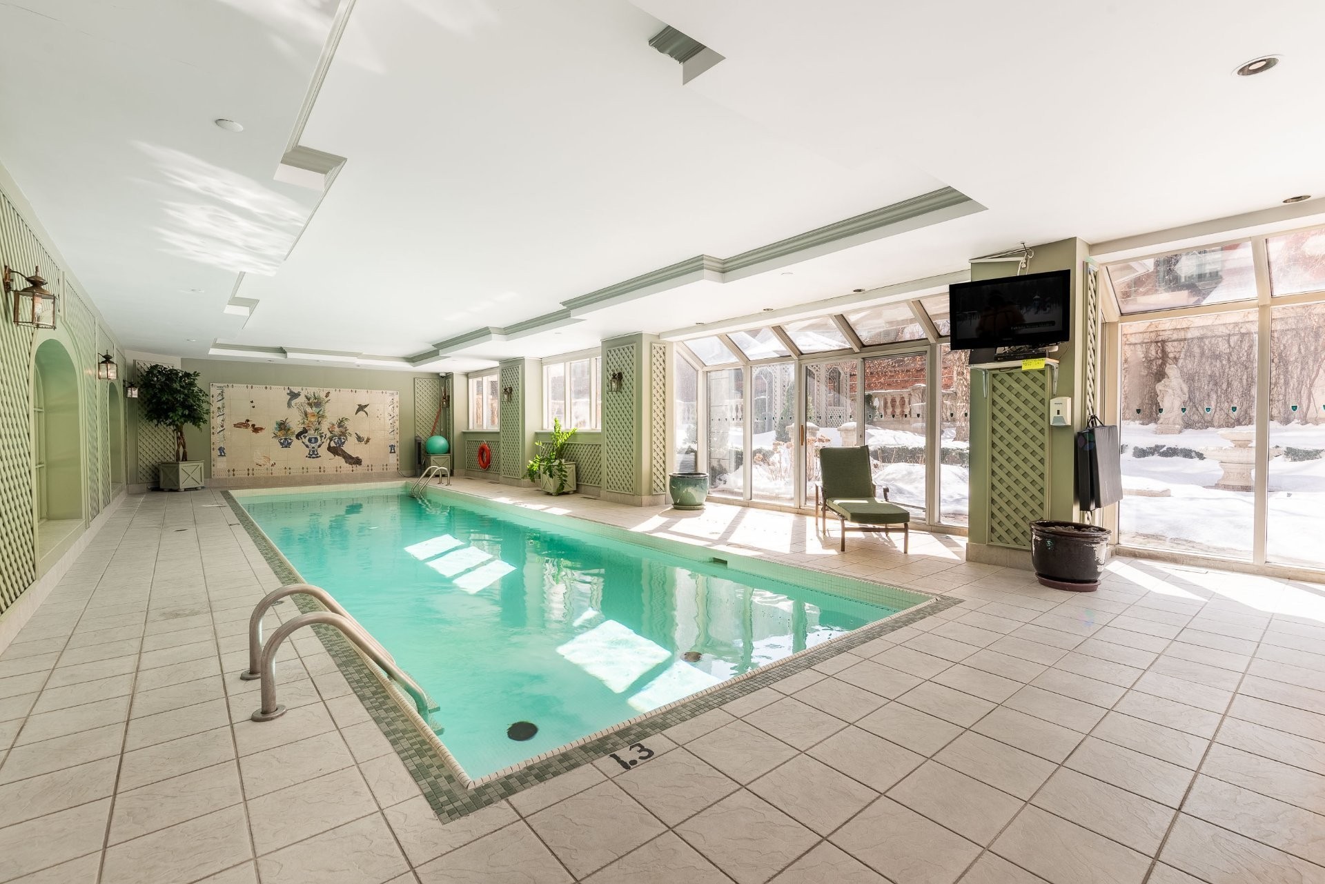 Piscine - 15-A-3430 Rue Peel, Montréal (Ville-Marie), QC - Indoor Photo Showing Other Room With In Ground Pool