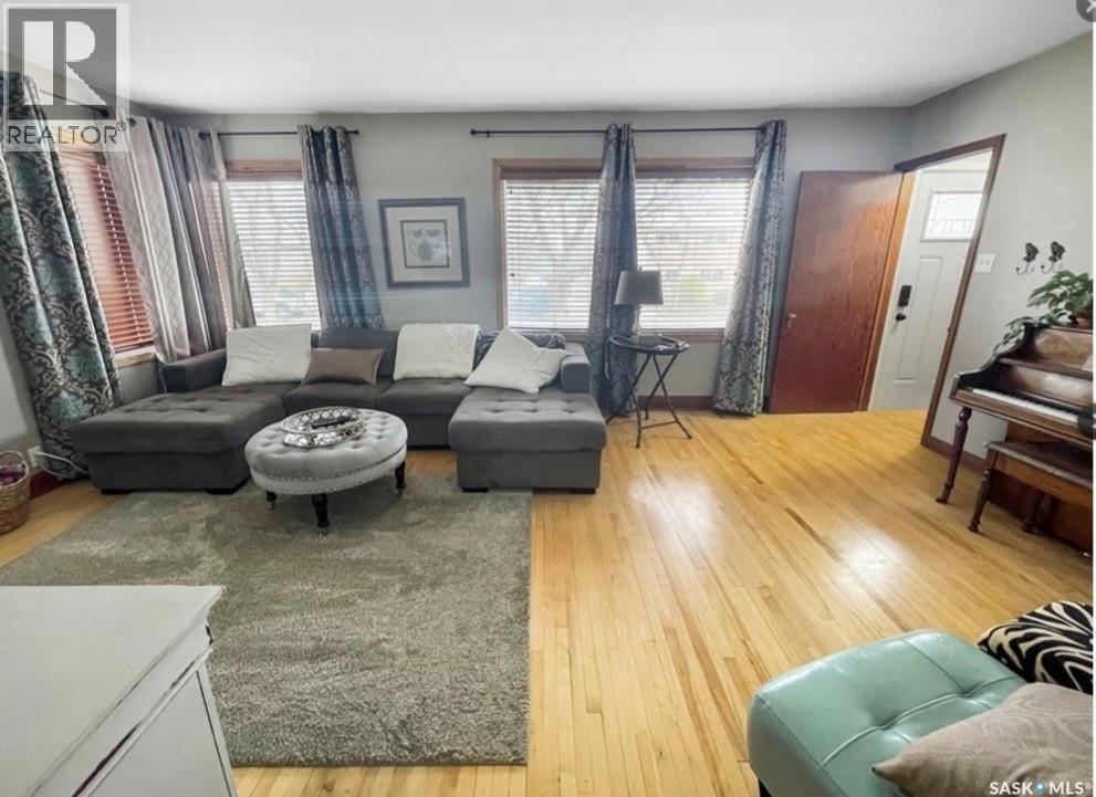 424 6Th Avenue Nw, Swift Current, SK - Indoor Photo Showing Living Room