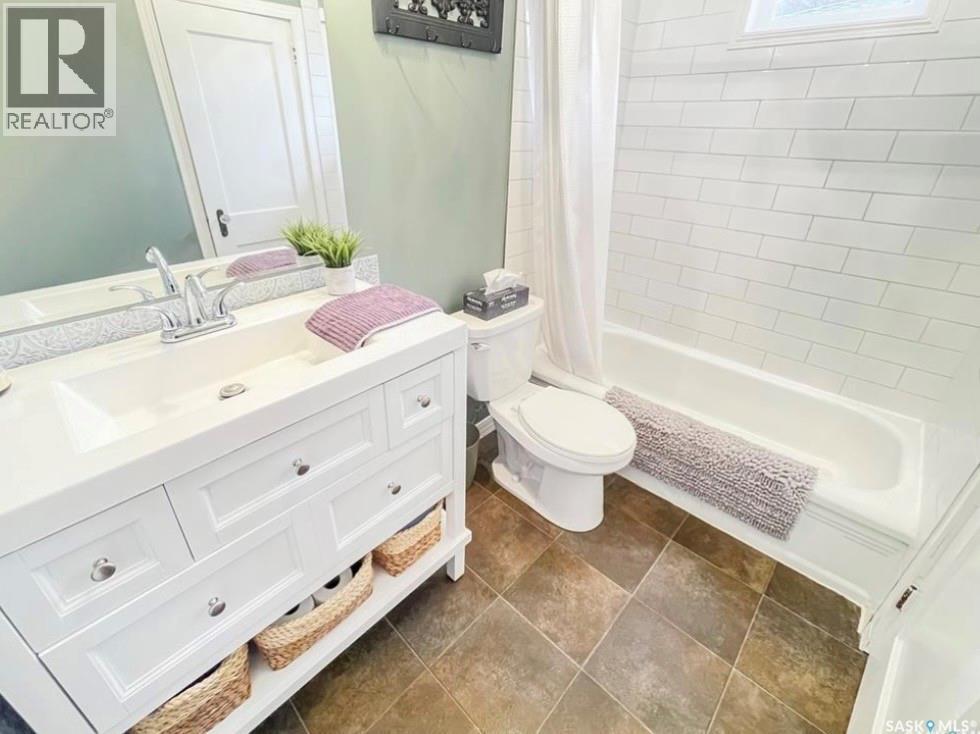 424 6Th Avenue Nw, Swift Current, SK - Indoor Photo Showing Bathroom