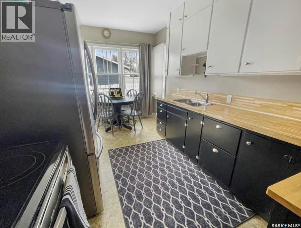 424 6Th Avenue Nw, Swift Current, SK - Indoor Photo Showing Kitchen With Double Sink