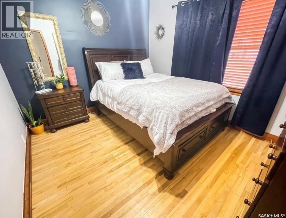 424 6Th Avenue Nw, Swift Current, SK - Indoor Photo Showing Bedroom