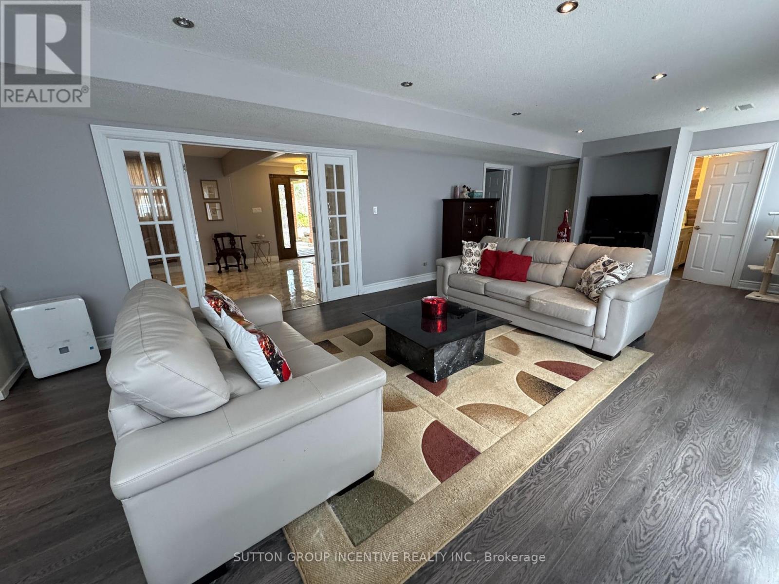 10 Celestine Court, Tiny, ON - Indoor Photo Showing Living Room