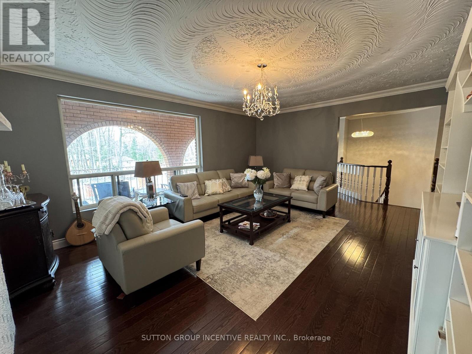 10 Celestine Court, Tiny, ON - Indoor Photo Showing Living Room