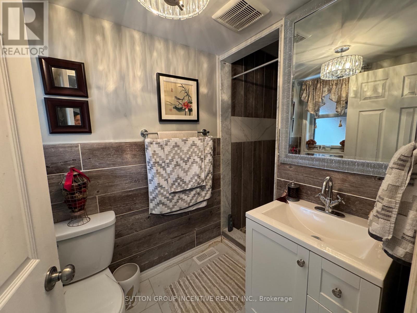 10 Celestine Court, Tiny, ON - Indoor Photo Showing Bathroom