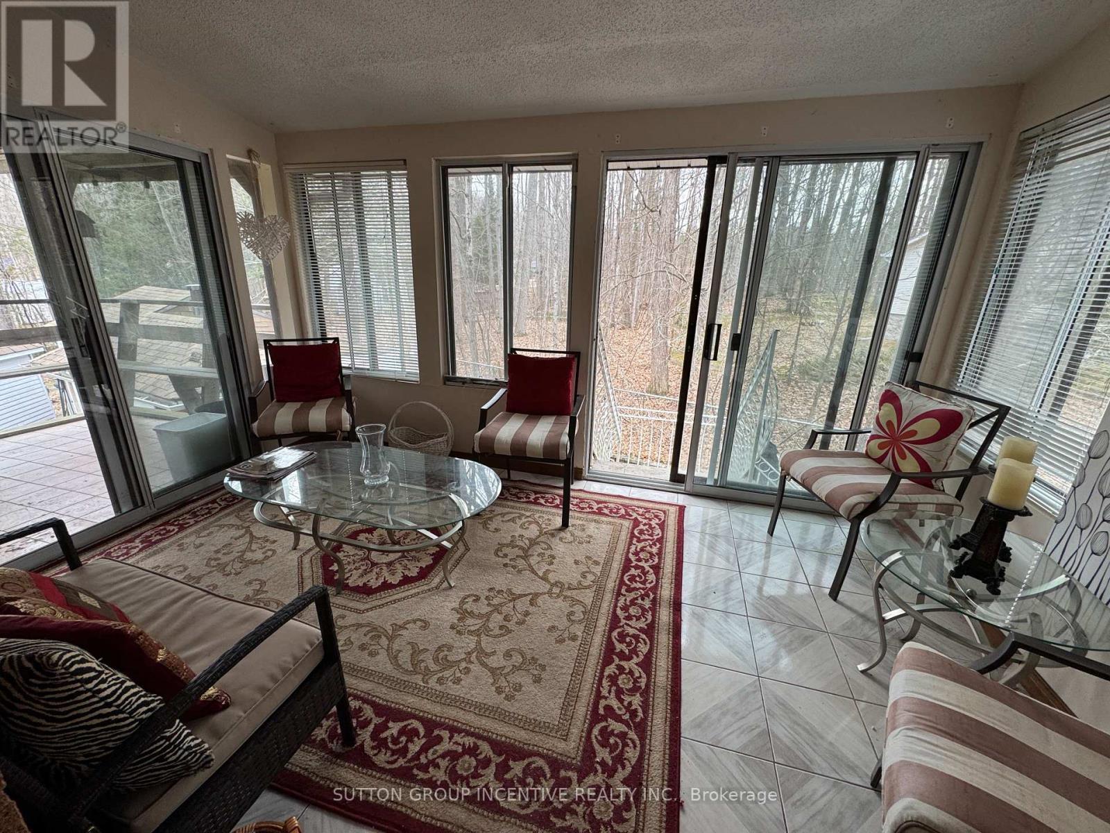 10 Celestine Court, Tiny, ON - Indoor Photo Showing Living Room